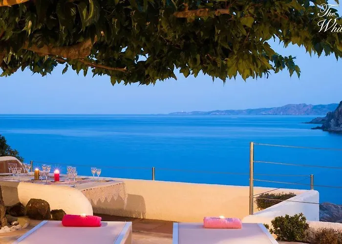 Waterfront With Breathtaking Views And Pool קולרה