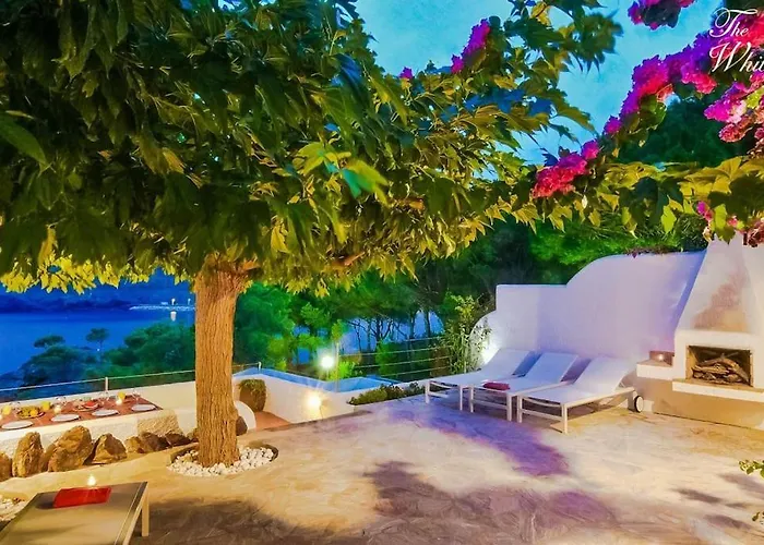 Waterfront With Breathtaking Views And Pool קולרה