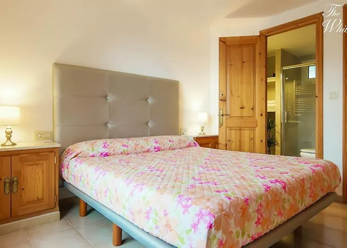 Waterfront With Breathtaking Views And Pool וילה *