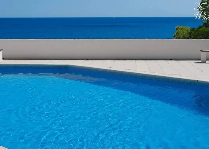Waterfront With Breathtaking Views And Pool