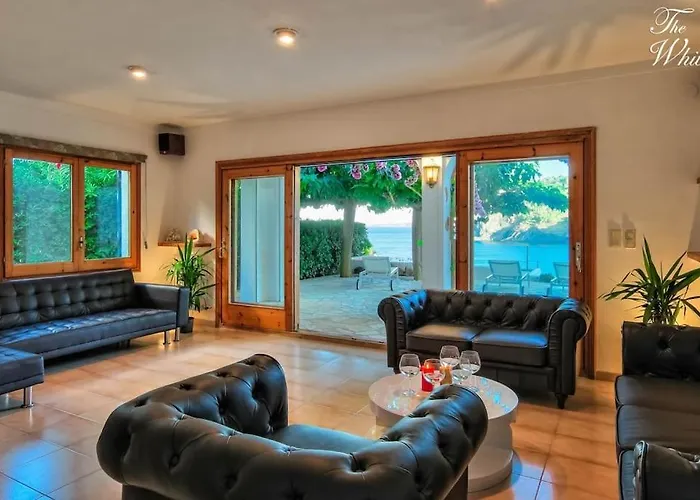 Waterfront With Breathtaking Views And Pool * קולרה