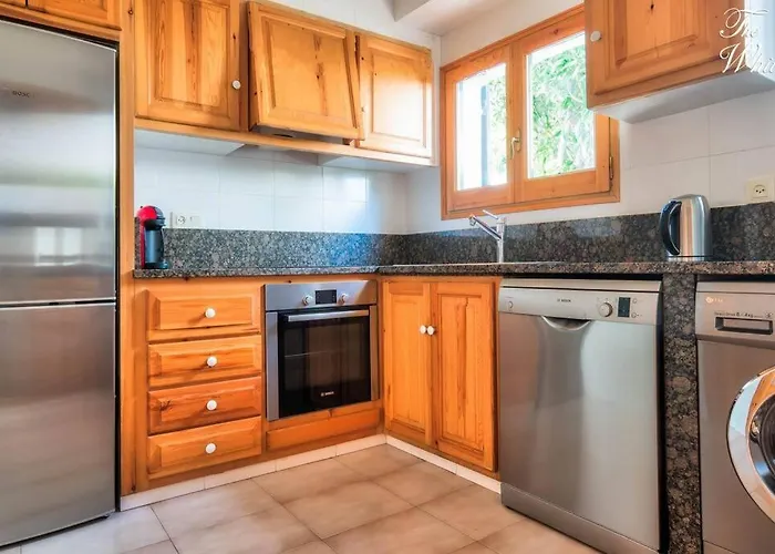 Waterfront With Breathtaking Views And Pool קולרה