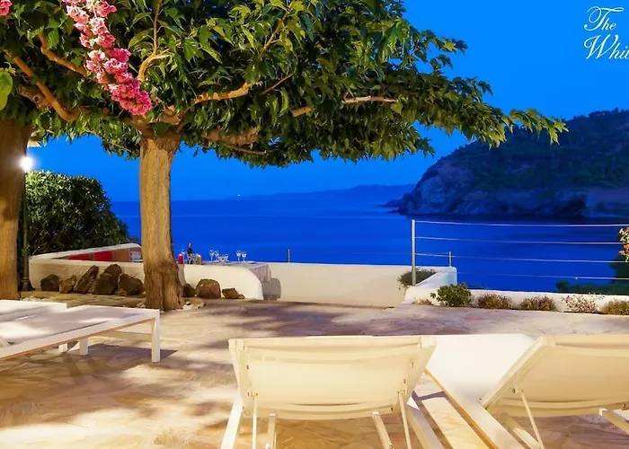 Waterfront With Breathtaking Views And Pool וילה