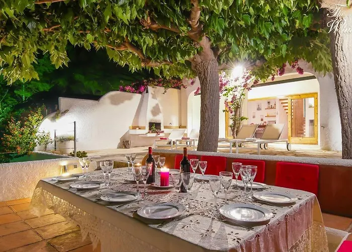 Waterfront With Breathtaking Views And Pool וילה קולרה