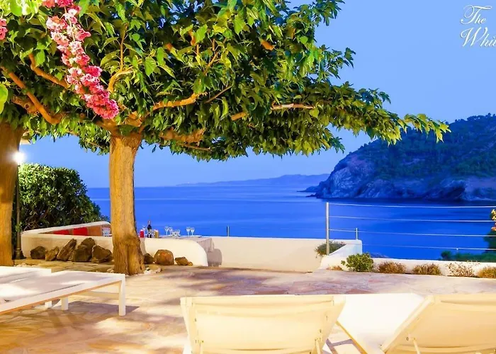 Waterfront With Breathtaking Views And Pool וילה