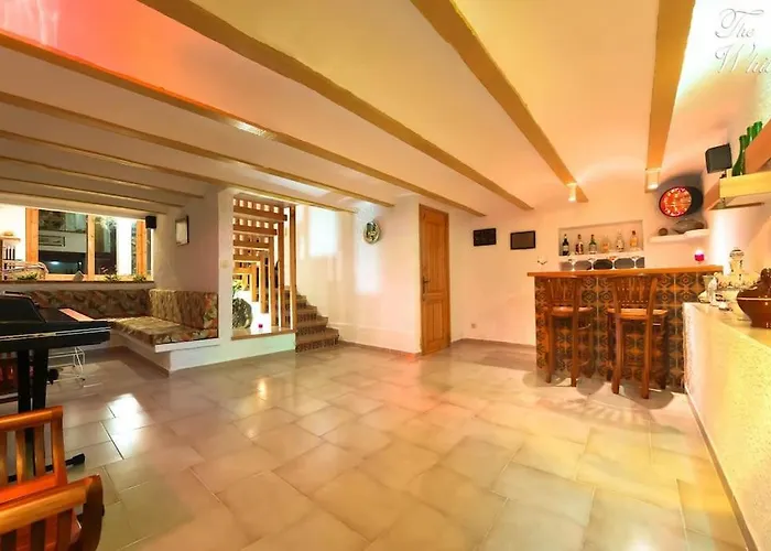 Waterfront With Breathtaking Views And Pool וילה *